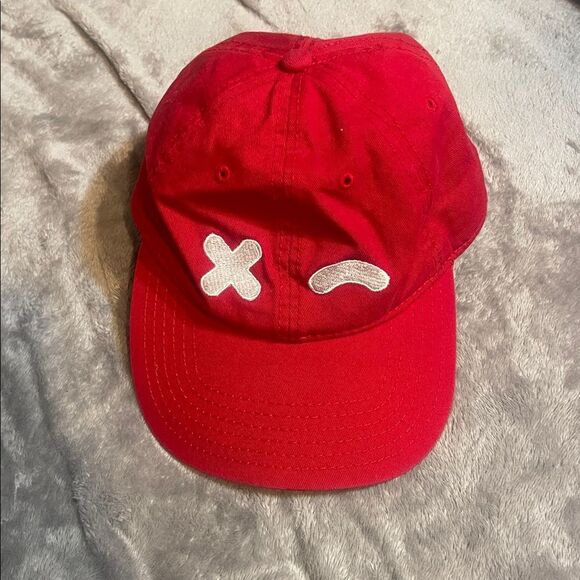 Red wink, baseball hat - Picture 2 of 4
